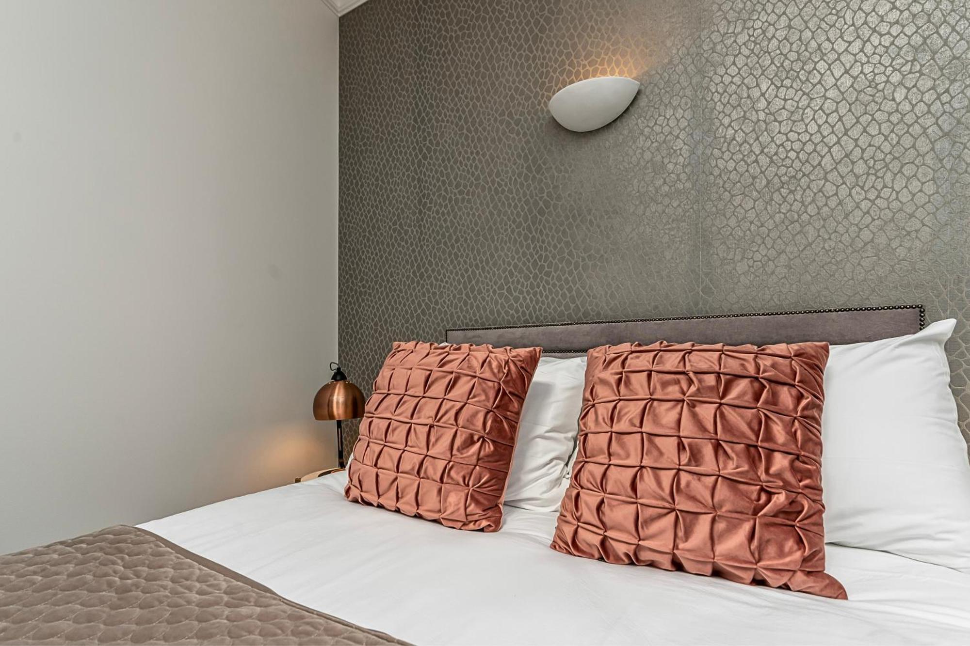 The Secret Kensington Garden Mews-2 Bedroom Full House-2 Train Lines- Spacious-Kings Road- Harrods -Chelsea Stadium-Private Small Patio London Exterior foto