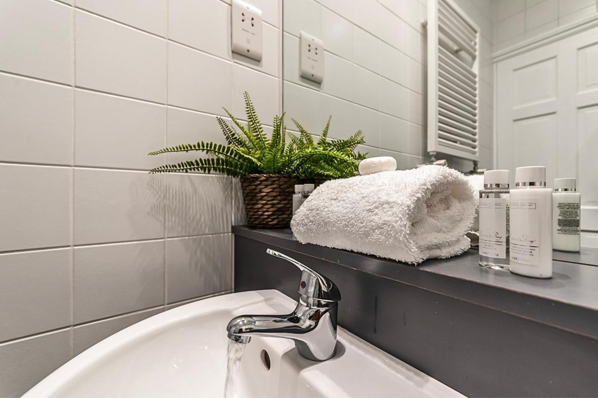 The Secret Kensington Garden Mews-2 Bedroom Full House-2 Train Lines- Spacious-Kings Road- Harrods -Chelsea Stadium-Private Small Patio London Exterior foto