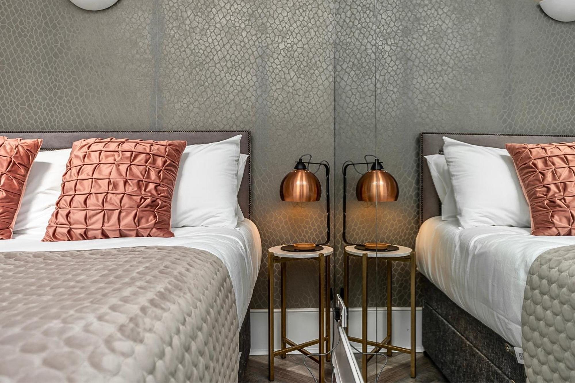 The Secret Kensington Garden Mews-2 Bedroom Full House-2 Train Lines- Spacious-Kings Road- Harrods -Chelsea Stadium-Private Small Patio London Exterior foto