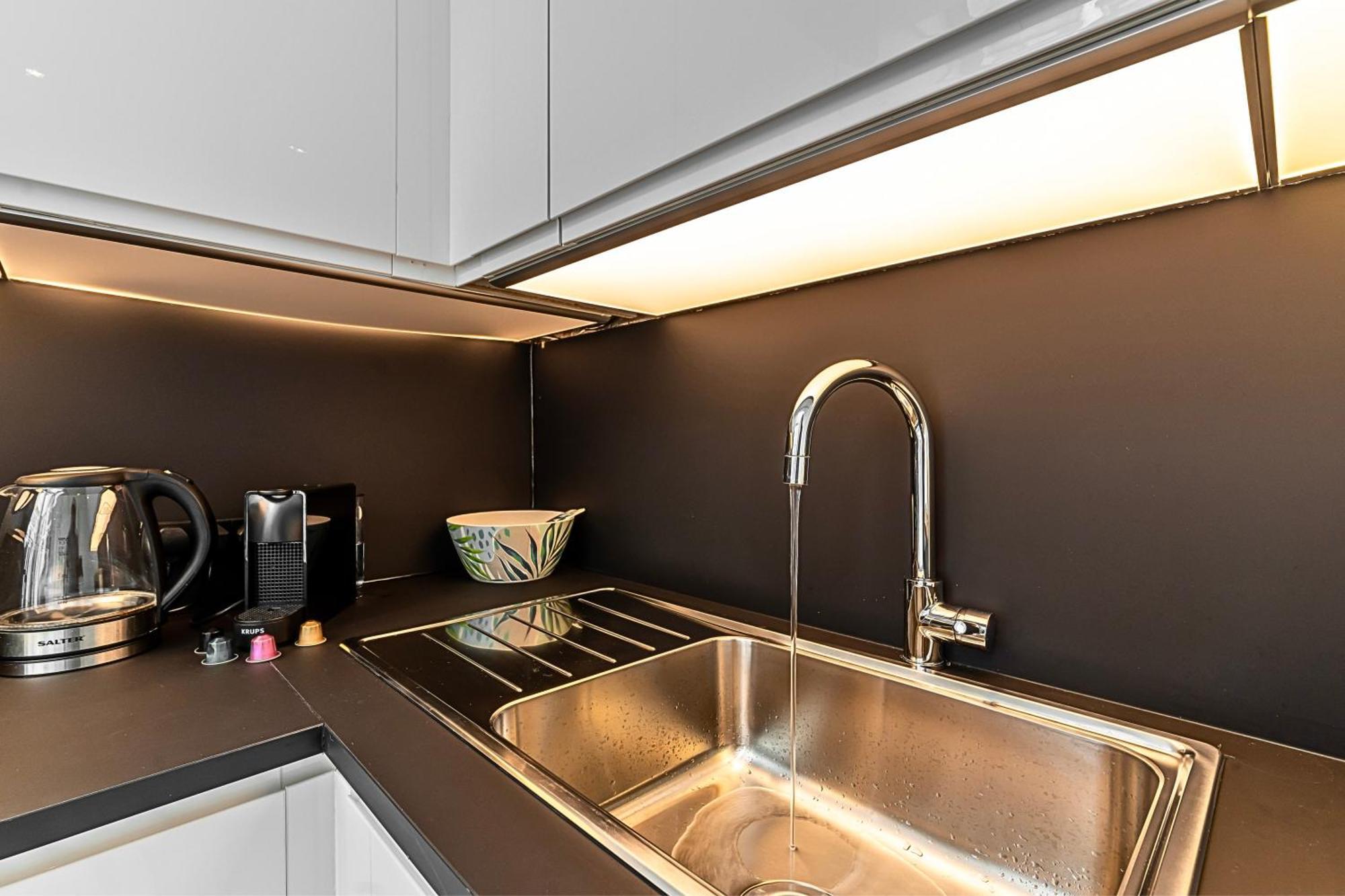 The Secret Kensington Garden Mews-2 Bedroom Full House-2 Train Lines- Spacious-Kings Road- Harrods -Chelsea Stadium-Private Small Patio London Exterior foto
