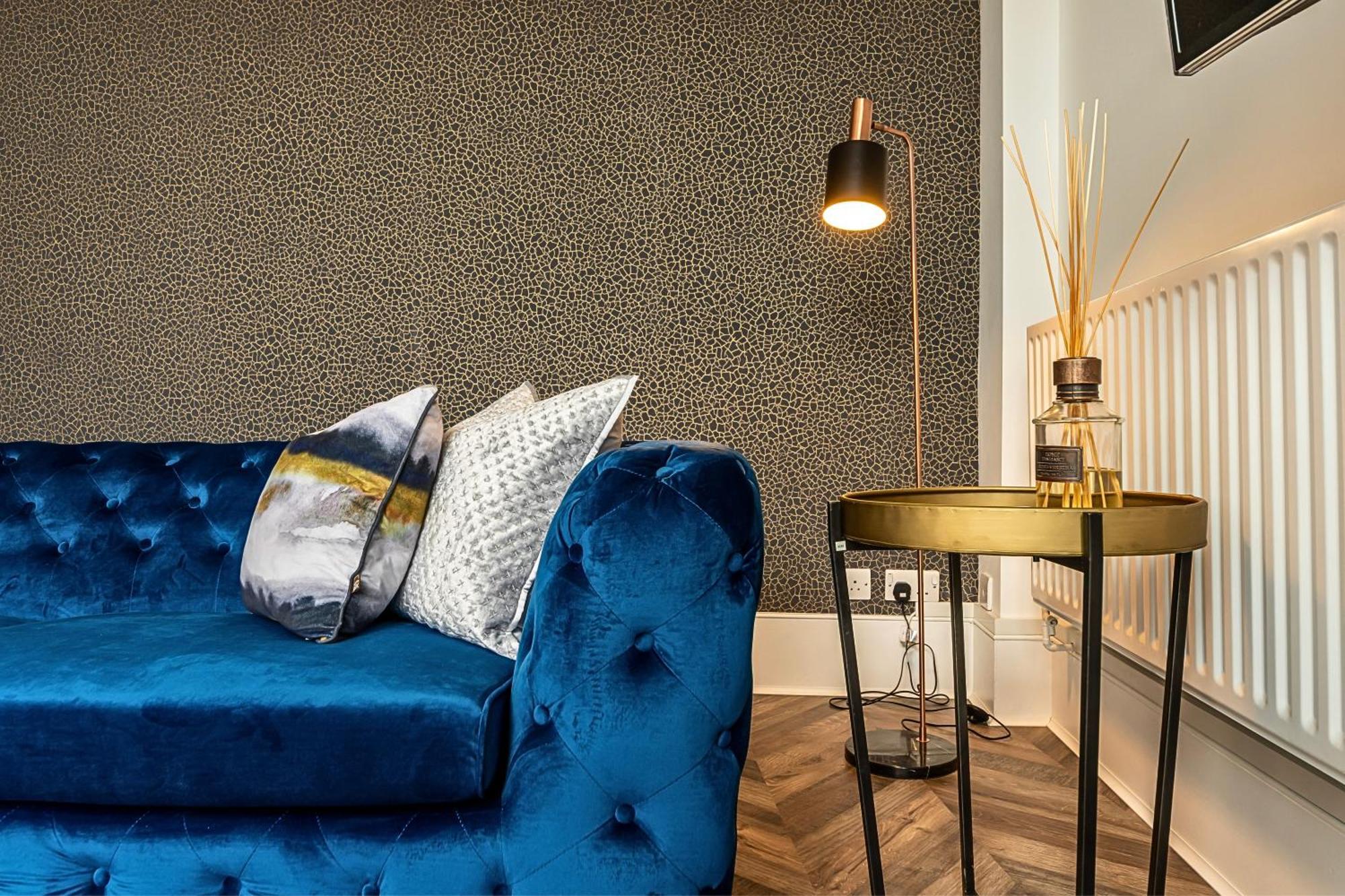 The Secret Kensington Garden Mews-2 Bedroom Full House-2 Train Lines- Spacious-Kings Road- Harrods -Chelsea Stadium-Private Small Patio London Exterior foto