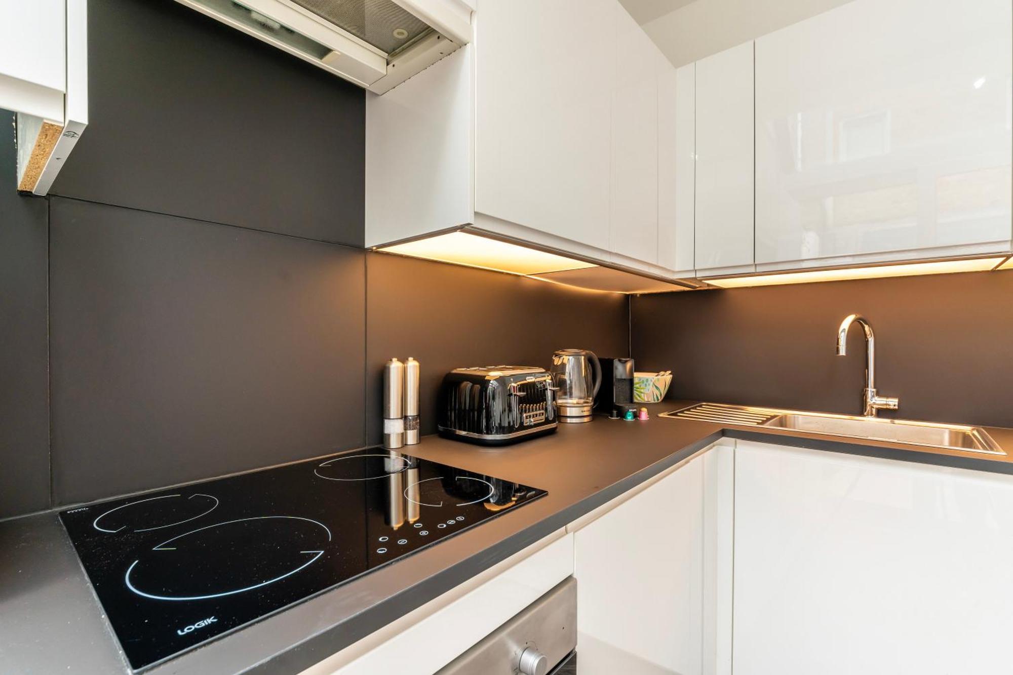 The Secret Kensington Garden Mews-2 Bedroom Full House-2 Train Lines- Spacious-Kings Road- Harrods -Chelsea Stadium-Private Small Patio London Exterior foto